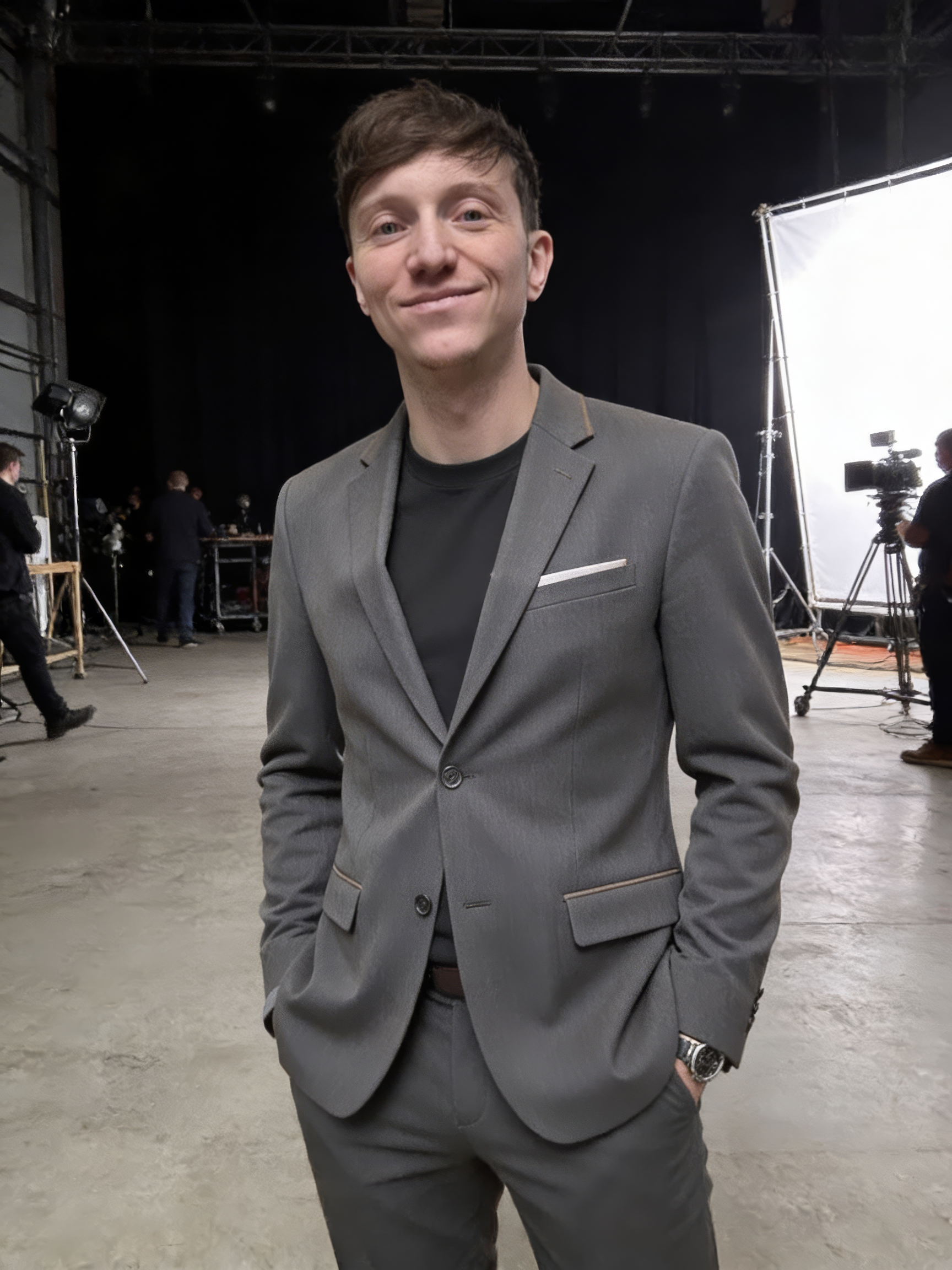Szymon Masłowski na planie w studiu filmowym